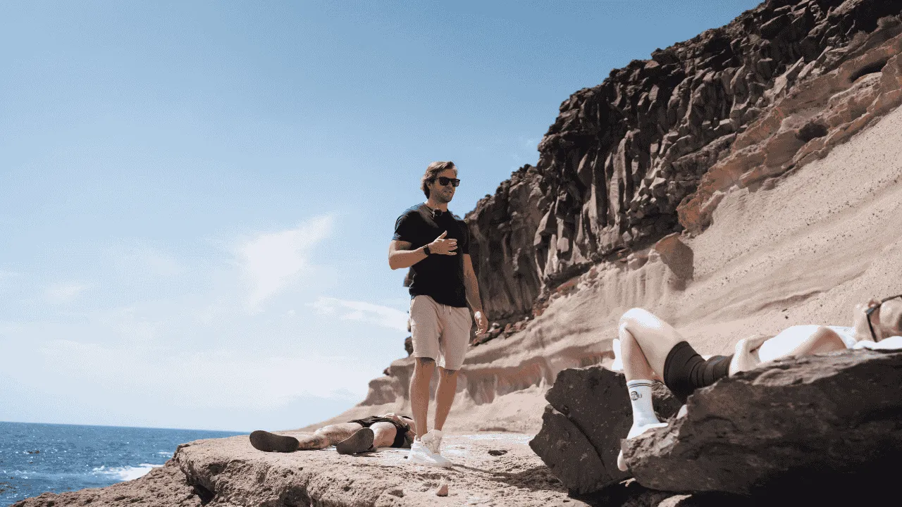 Fabian Ries beim Laufen an Strandklippe auf Teneriffa mit Meeresblick