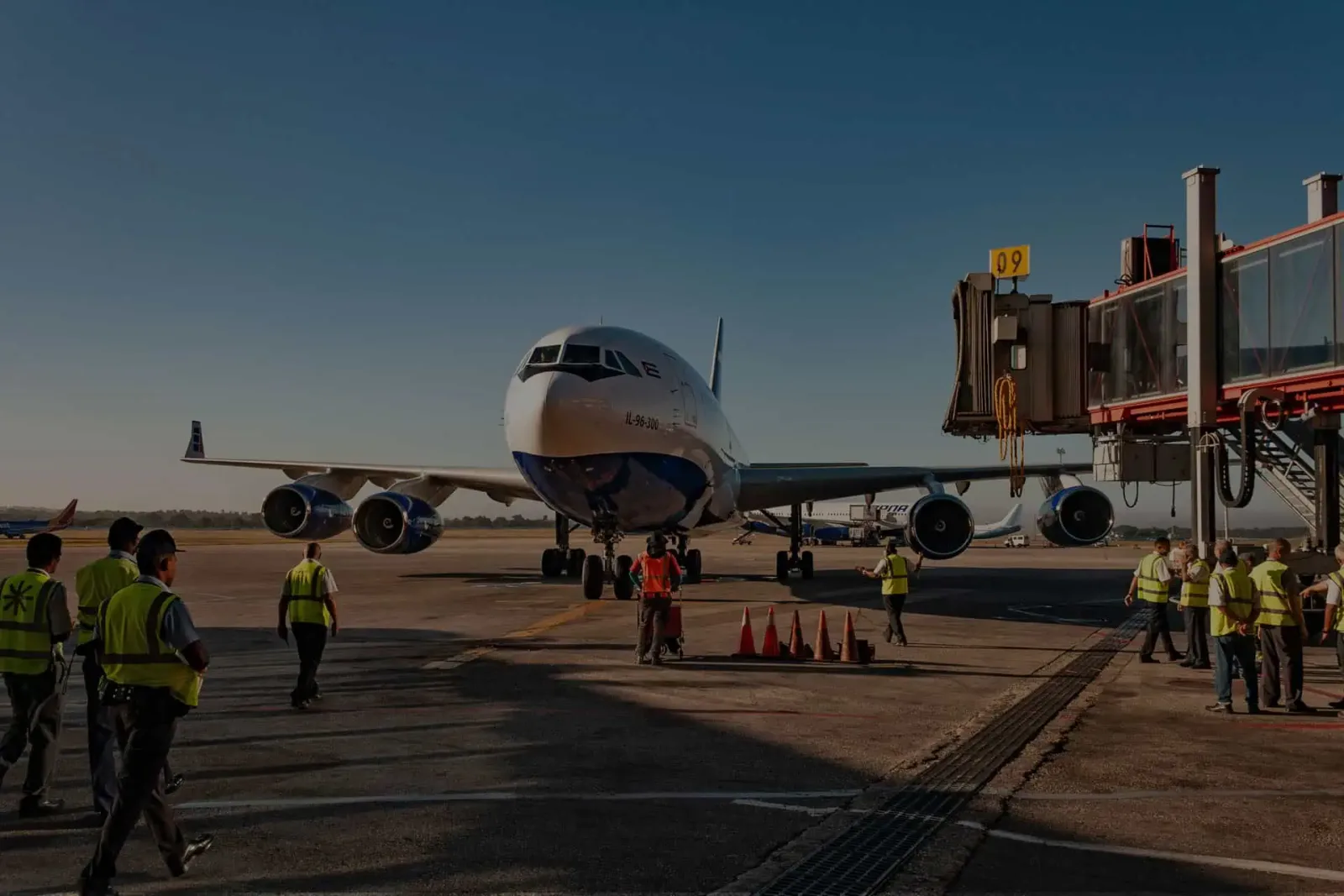 Therapeutin führt Hypnosesitzung zur Behandlung von Flugangst durch