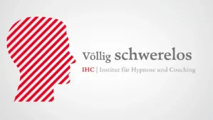 Frau schwebt schwerelos, symbolisiert Leichtigkeit nach Gewichtsreduktion durch Hypnose