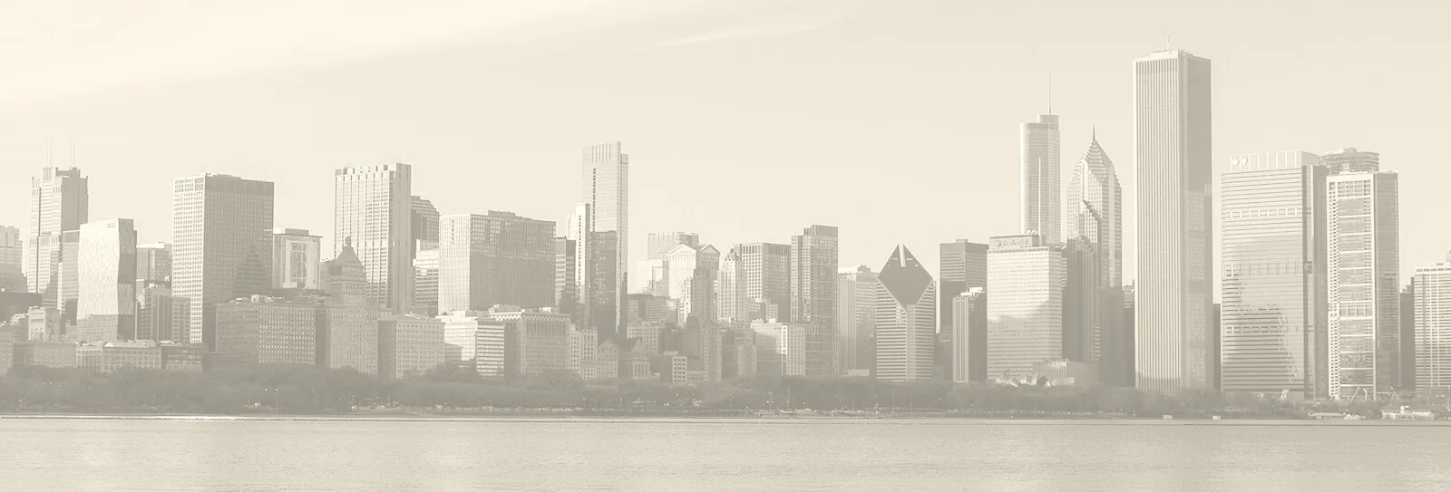 Chicago Skyline über Wasser in heller Tönung