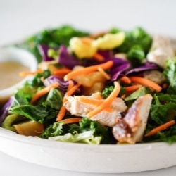 Ketogenes Gericht mit Fleisch, Gemüse und Salat von Hypnoshape