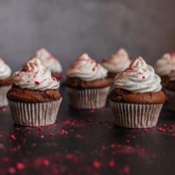 Gesunde Schokoladen-Cupcakes mit Frosting auf grauem Hintergrund