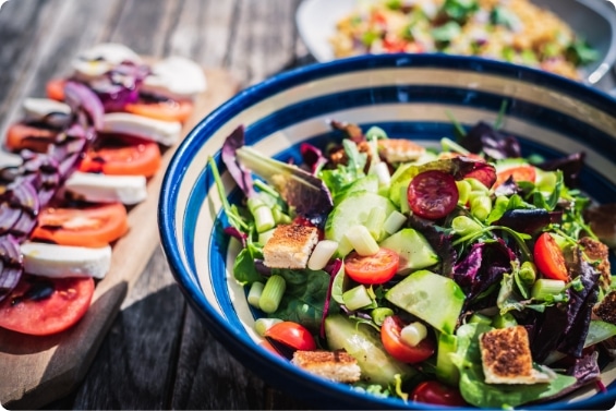 Hypnoshape serviertes ketogenes Gericht mit Salat in blauer Schüssel