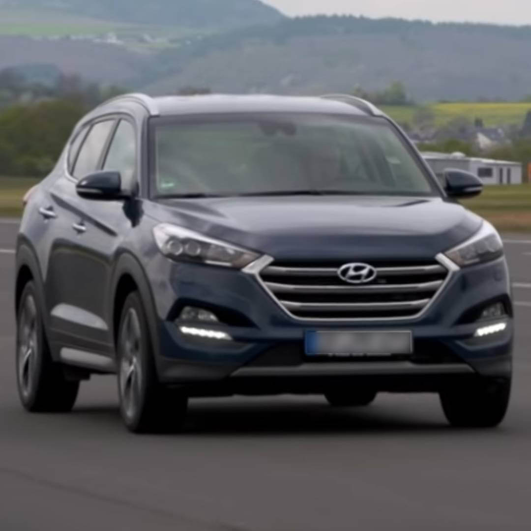 Hyundai Tucson III dunkelblau auf Landstraße, Frontalansicht