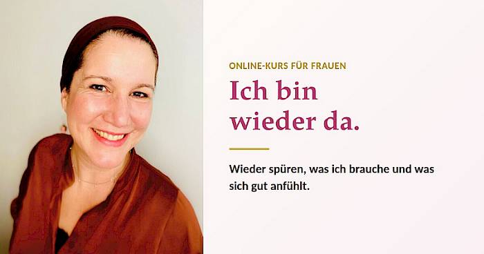 Ich bin wieder da – Videokurs zu Selbstfürsorge von Beate Lindemann 2 Beate Lindemann mit rotem Kopftuch und rotem Oberteil, lächelnd. Text: Online-Kurs für Frauen, Ich bin wieder da, Wieder spür