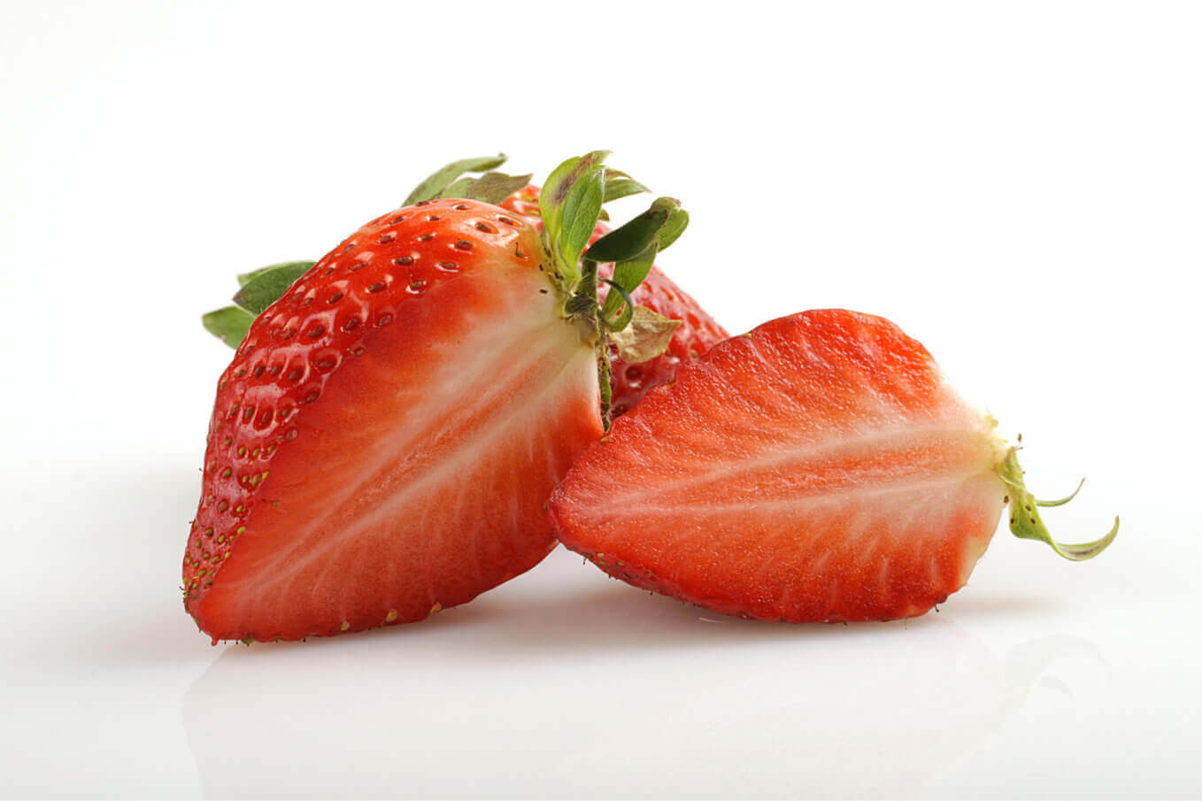 Halbe Erdbeeren auf weißem Hintergrund, Nahaufnahme Obst