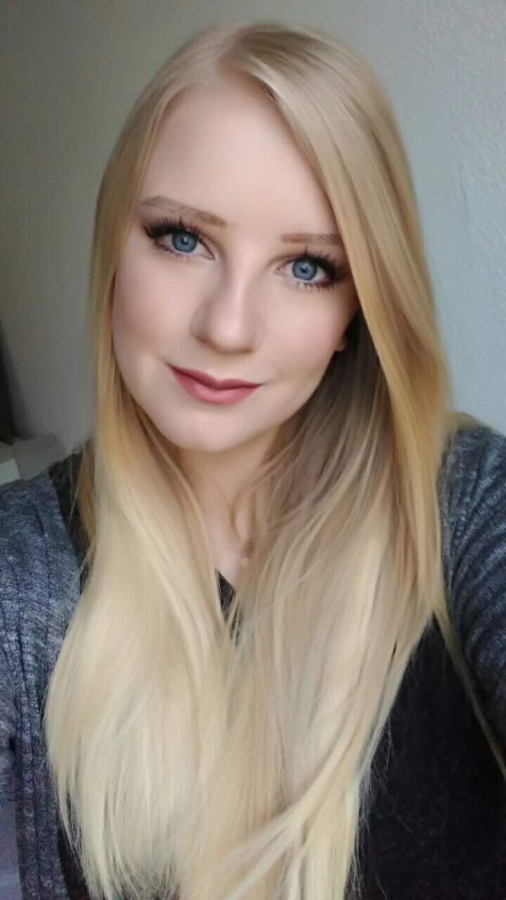 Nahaufnahme Porträt blonde Frau, Hochsteckfrisur Training