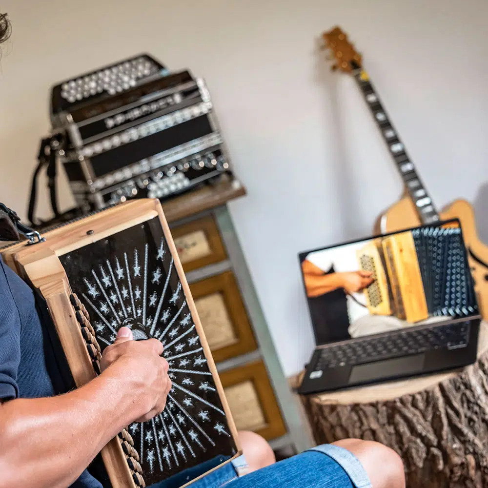 Steirische Harmonika Videokurs Produktabbildung mit Hands-on-Setup und Gitarre