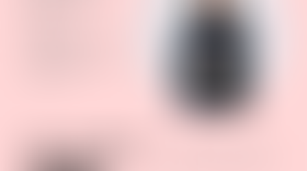 KMU.Digital Förderungslogo auf rosa Hintergrund, unscharfe Darstellung