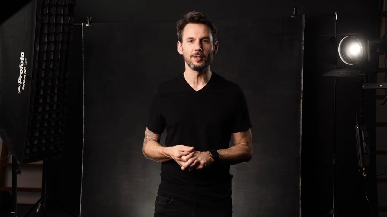 Christian Anderl in Fotostudio mit Softbox-Beleuchtung und schwarzem Hintergrund