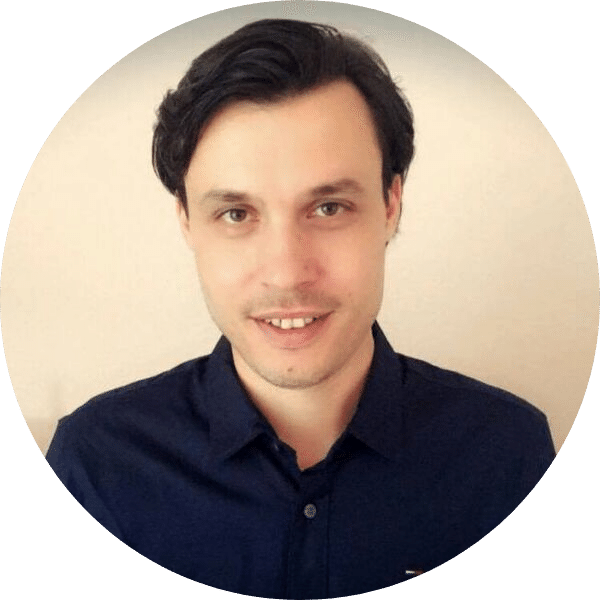 Profilfoto von Robby Altwein, lächelnder Mann mit dunklem Hemd vor hellem Hintergrund