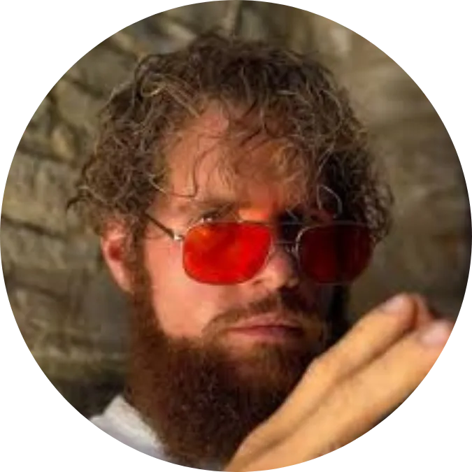 Profilbild von Fabian Kowallik mit roten Sonnenbrillen und Bart
