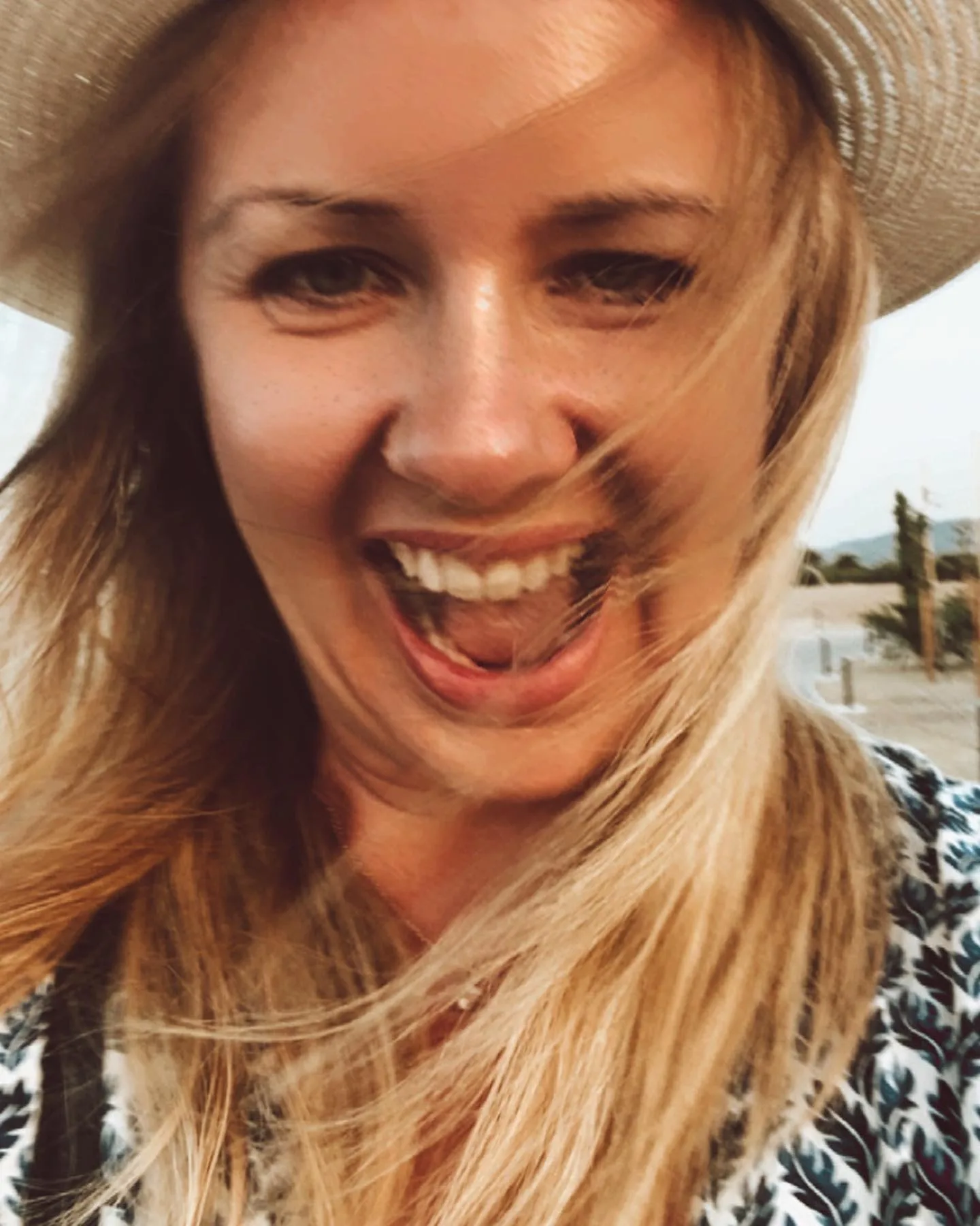 Porträt von Alexandra, blonde Frau mit Hut im Freien