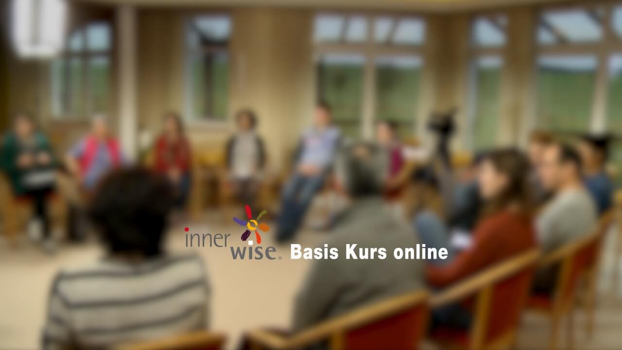 Videostandbild zum innerwise Basiskurs online mit unscharfem Schulungsraum und Kurs-Logo