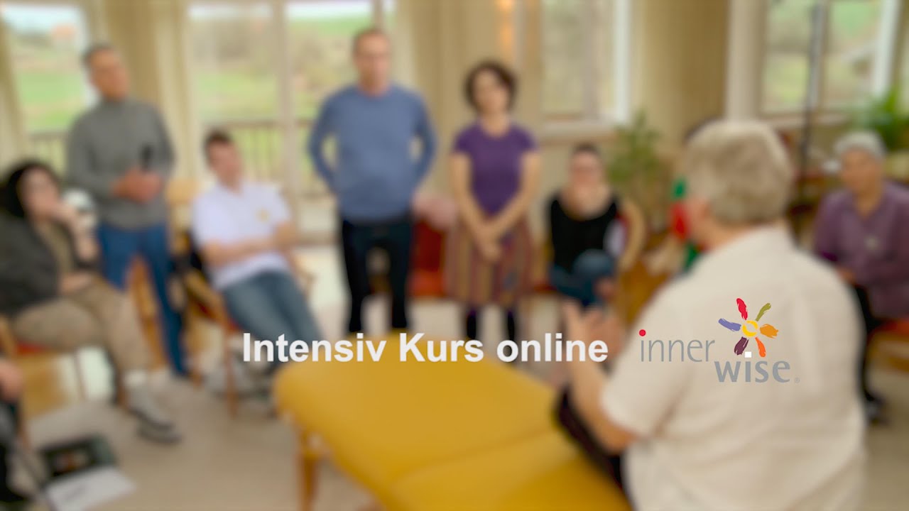Videostandbild von Intensiv Kurs online mit Gruppen-Sitzkreis und innerwise Logo