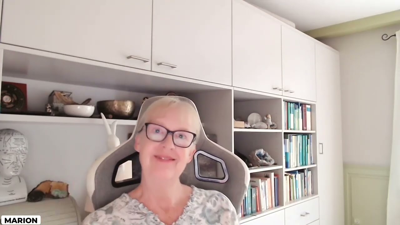 Videostandbild einer Frau mit Brille vor Bücherregal im Videocall