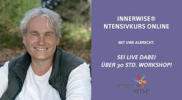 Uwe Albrecht lächelnd vor Natur-Hintergrund, innerwise Intensivkurs Online mit 30 Workshops