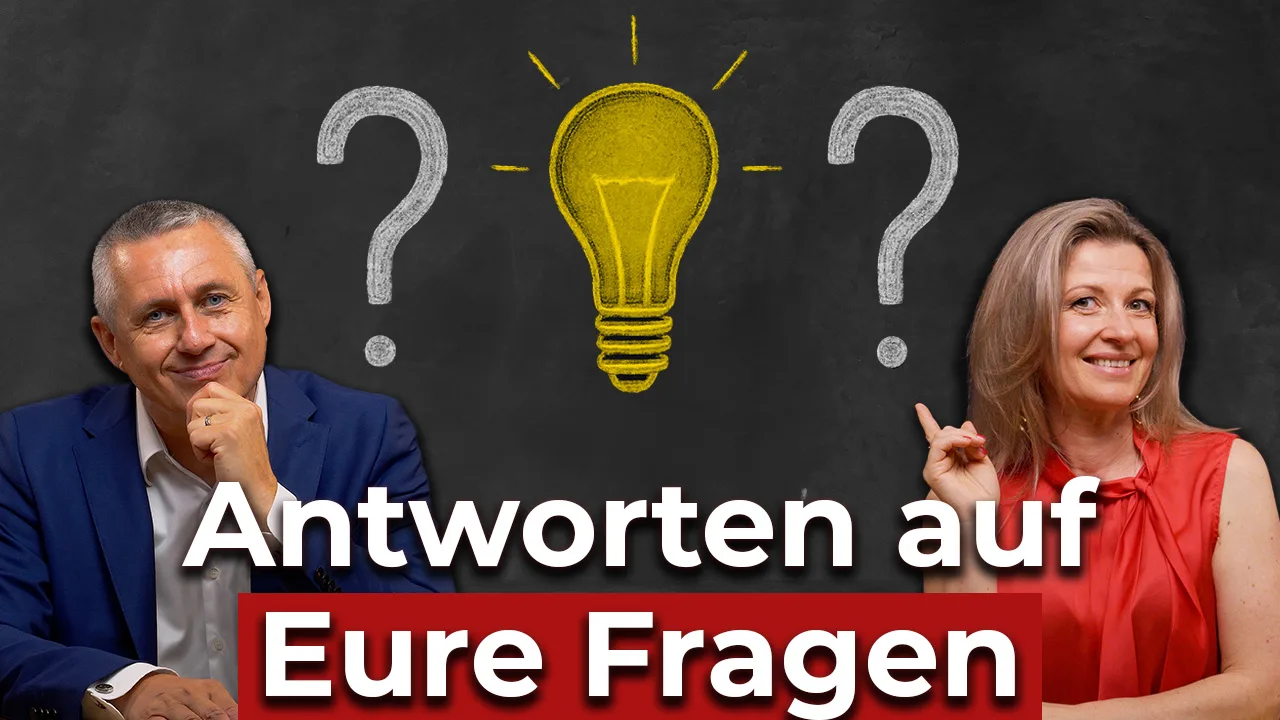 Podcast-Standbild mit Mann in Blau und Frau in Rot, Glühbirne und Fragezeichen, Titel Antworten auf Eure Fragen