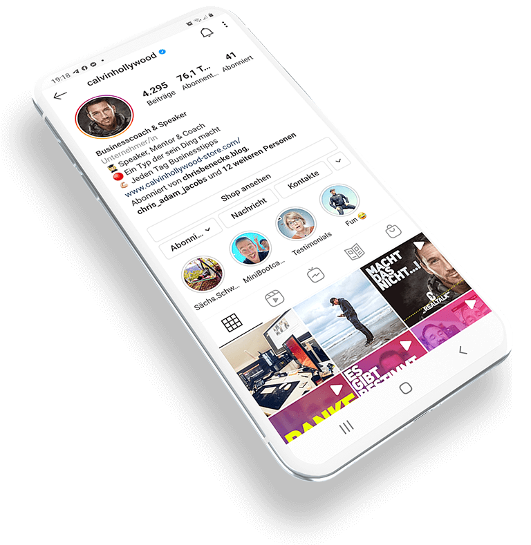 Instagram-Profil von Calvin Hollywood auf weißem Smartphone, zeigt Business-Mentor und Coach mit Follower-Statistiken