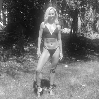 Schwarzweiß-Porträt einer fitten Frau beim Joggen im Park
