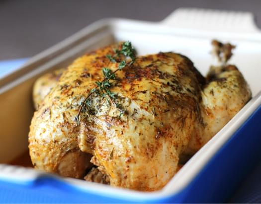 Gebratenes Hühnchen mit knuspriger Haut und Kräutern in blauer Schale