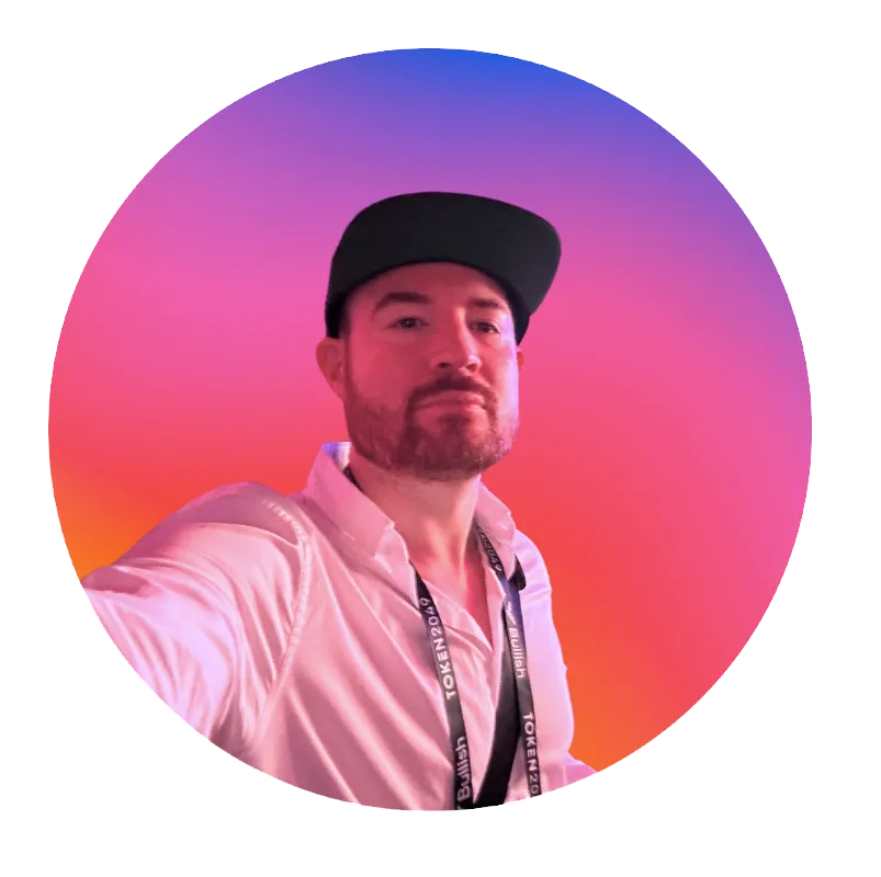 Portrait eines Mannes mit schwarzer Mütze vor rosa-orangefarbenem Gradient-Hintergrund