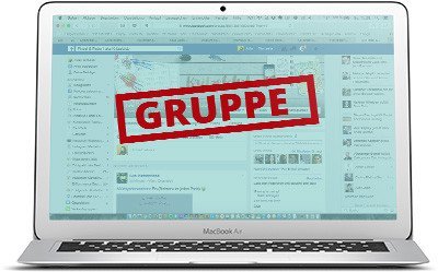 Laptop-Bildschirm mit Facebook-Gruppen-Seite und großem roten Stempel mit Wort GRUPPE