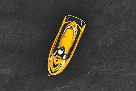 Luftaufnahme eines gelben Speedboots von oben auf grauem Wasser