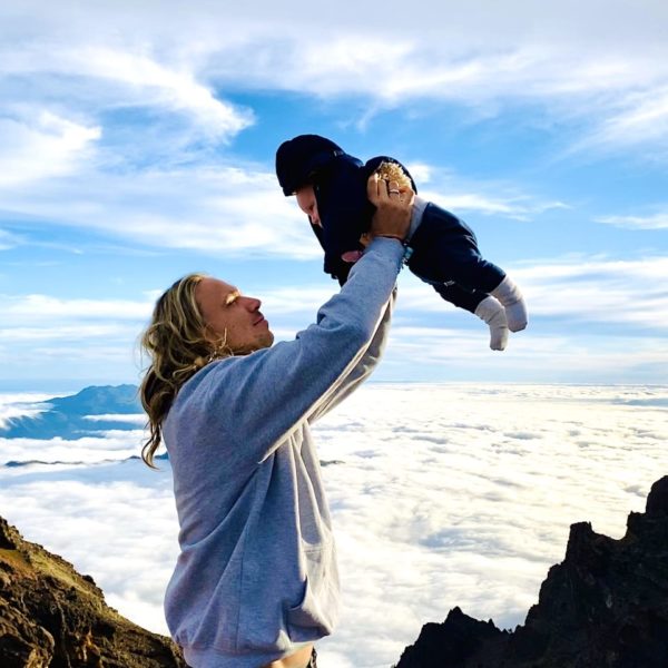 Frau mit Kind über Wolkendecke auf La Palma mit Bergen im Hintergrund