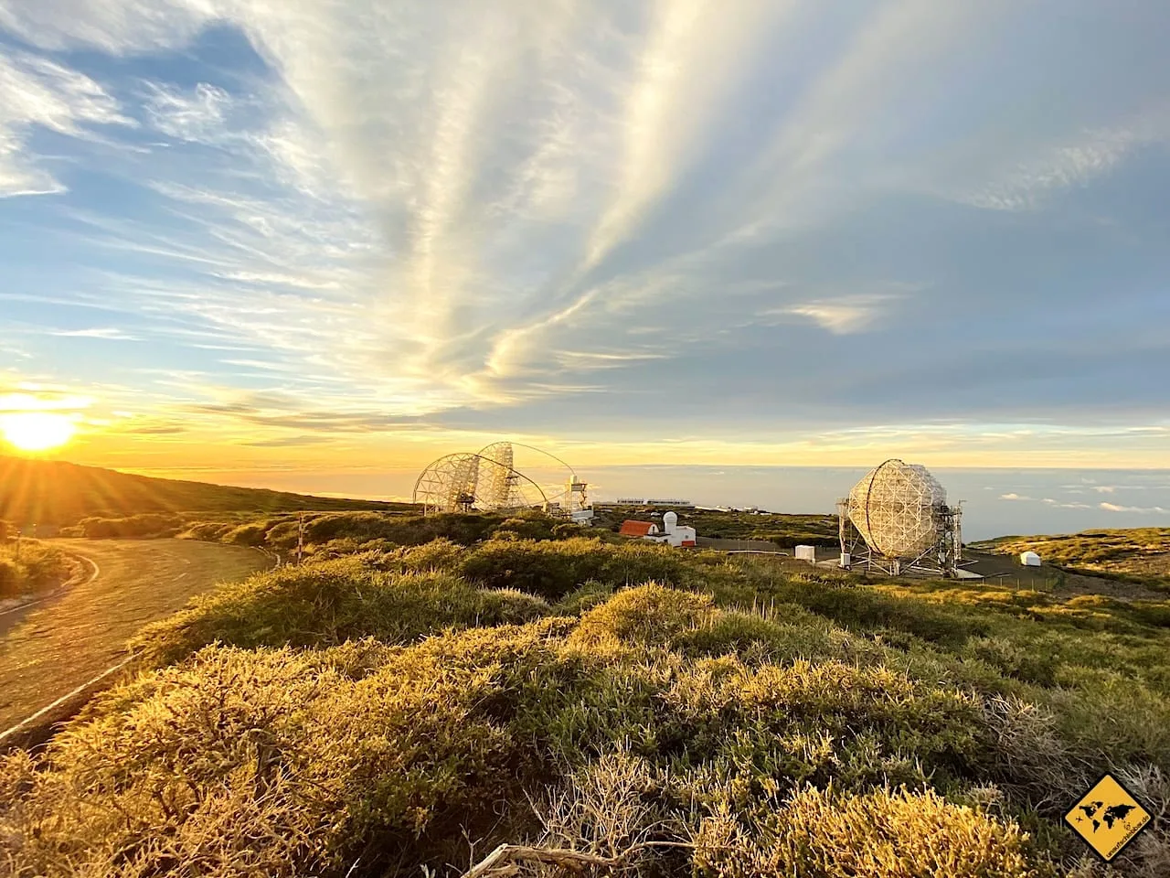 Sonnenaufgang über Hochebene mit zwei großen Parabolantennen, Ultraweitwinkel-Aufnahme iPhone 11 Pro