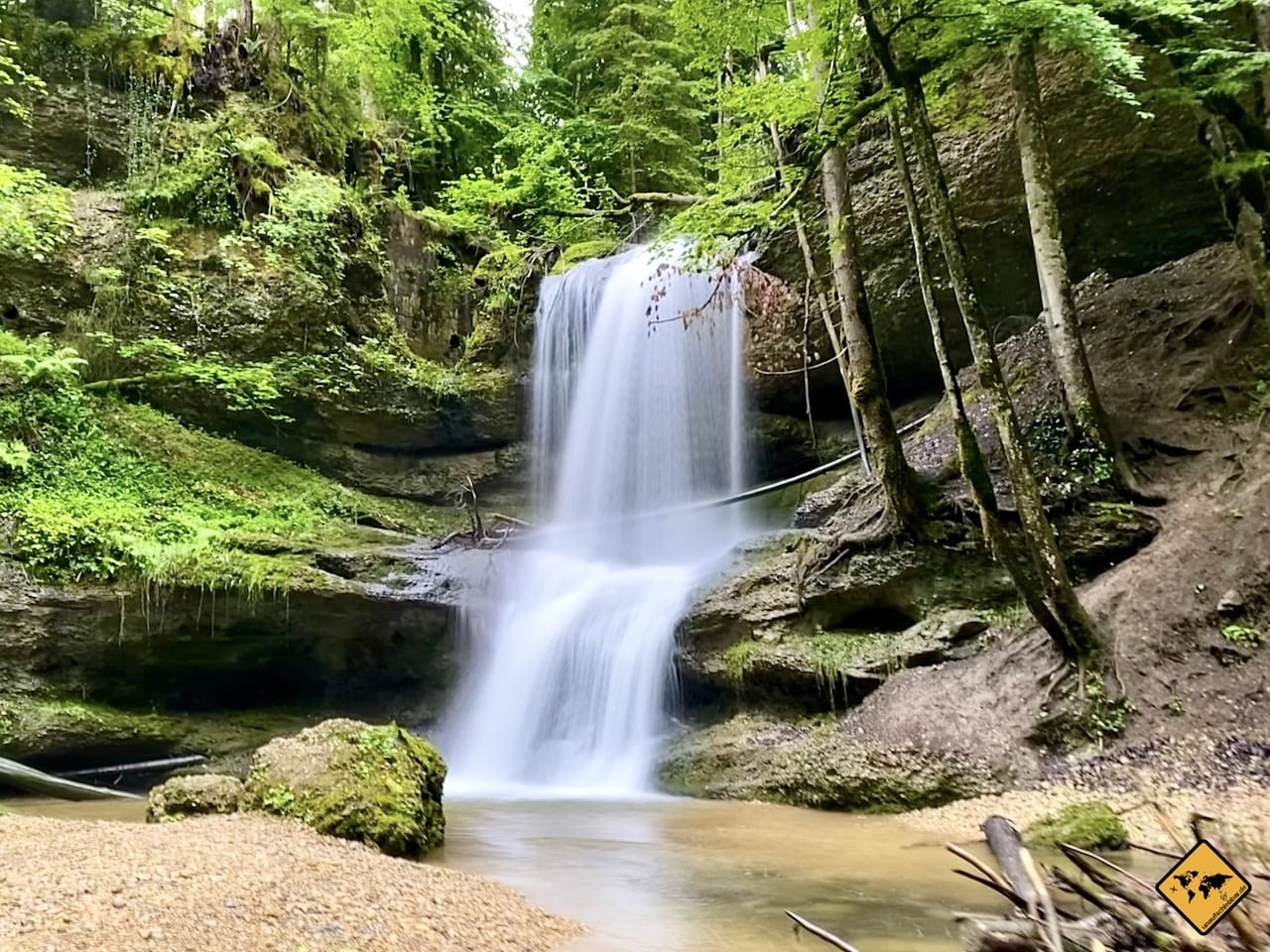 Wasserfall im grünen Wald mit Langzeitbelichtung, iPhone 11 Pro Naturaufnahme