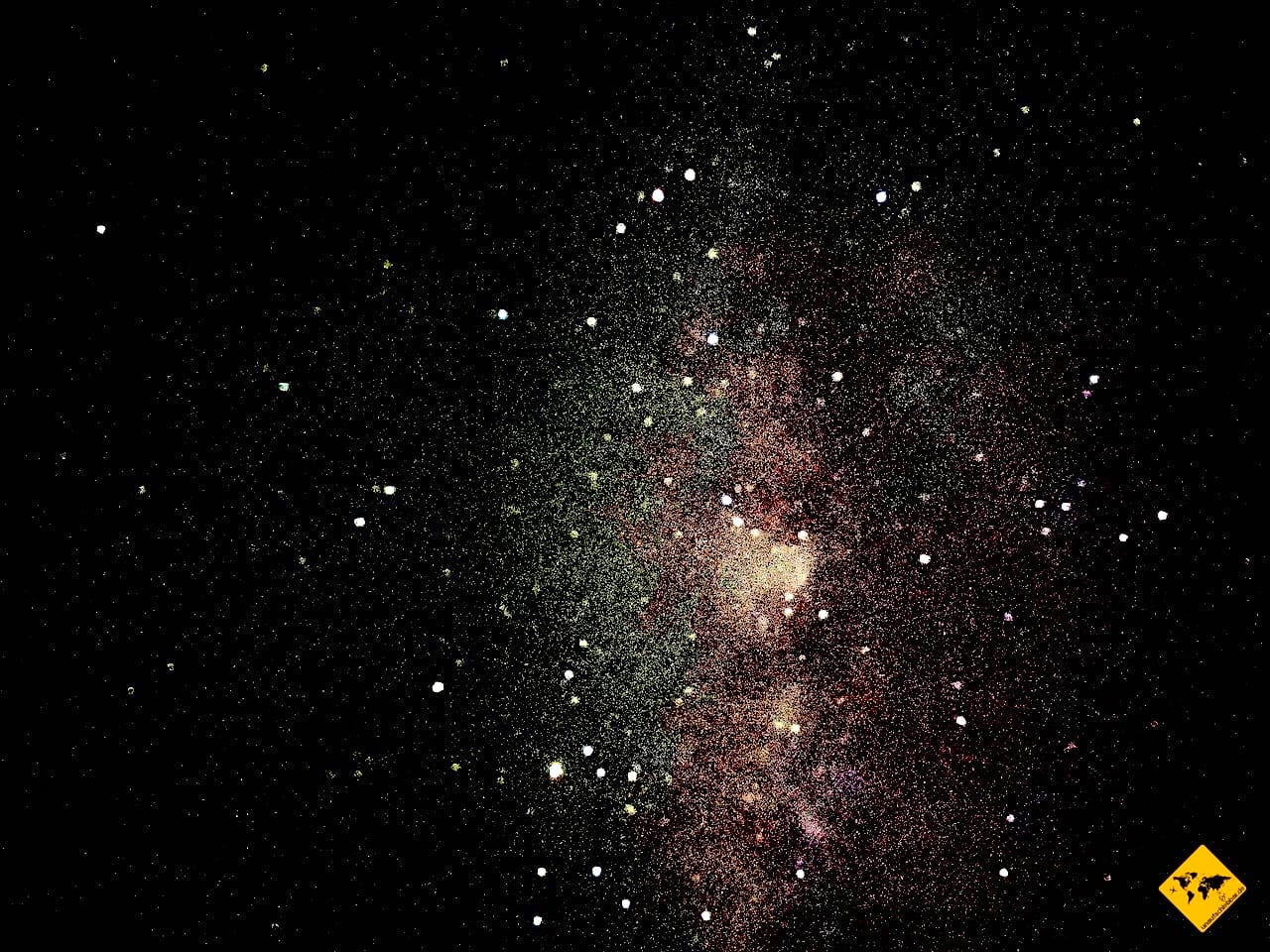 Astrofotografie der Milchstraße mit vielen Sternen und kosmischer Staubwolke