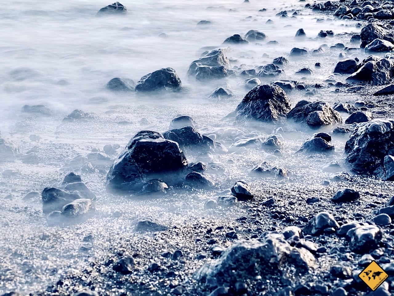 Küstenlandschaft mit Felsen im weichgezeichneten Meerwasser durch Langzeitbelichtung