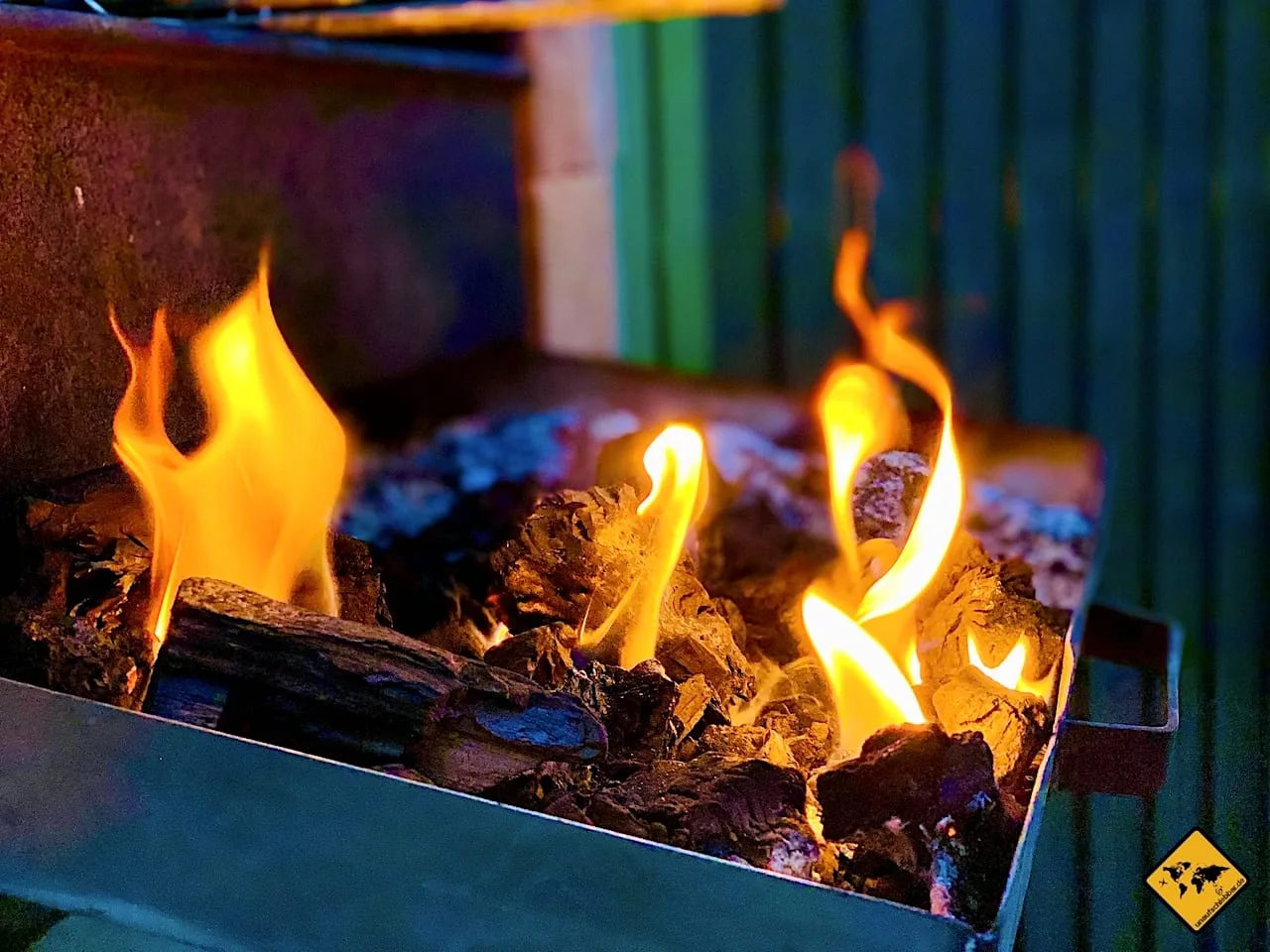 Nahaufnahme von Flammen eines Lagerfeuers mit warmer gelb-oranger Farbgebung