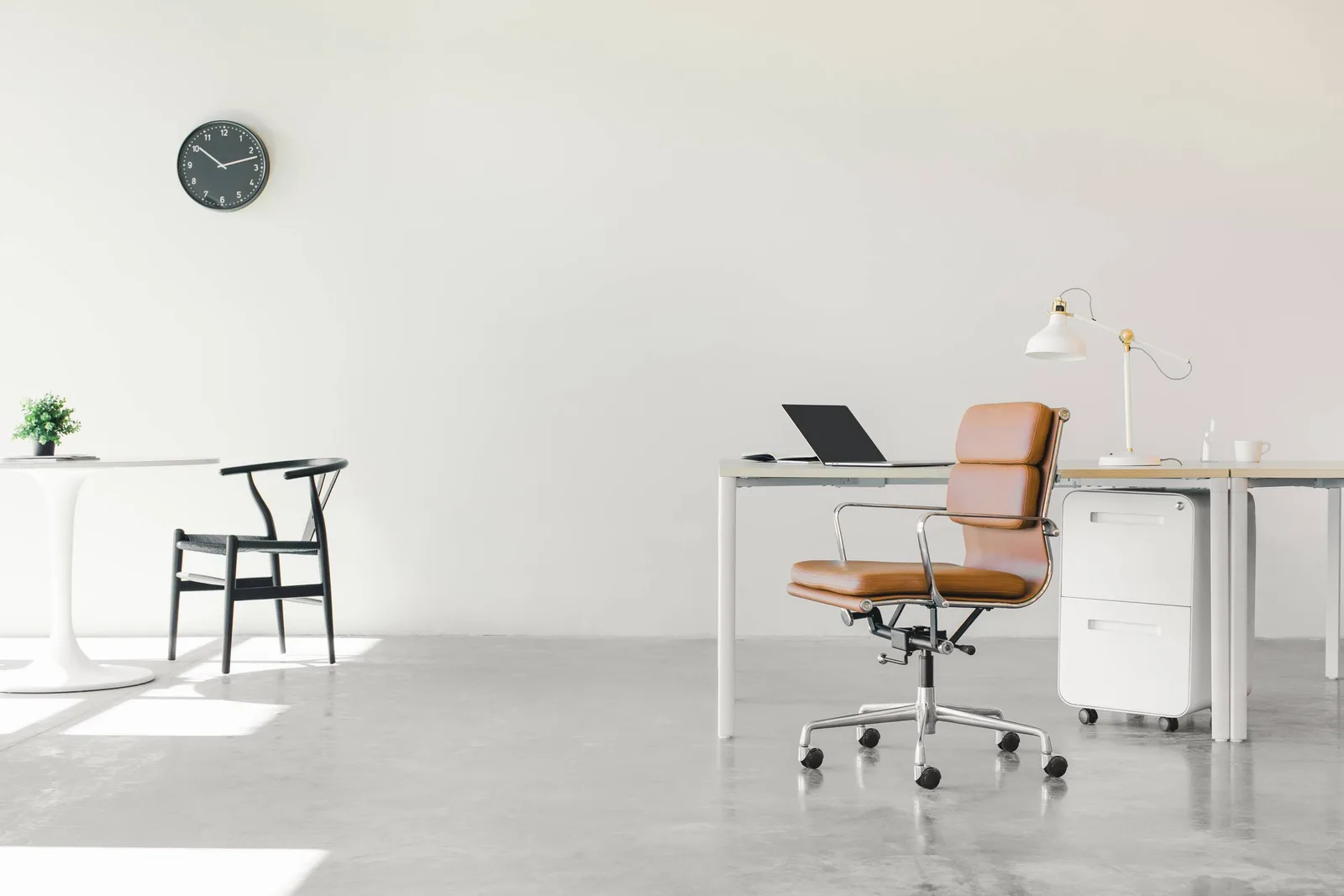 Moderne Büroumgebung mit zukunftsorientierten Arbeitsplätzen
