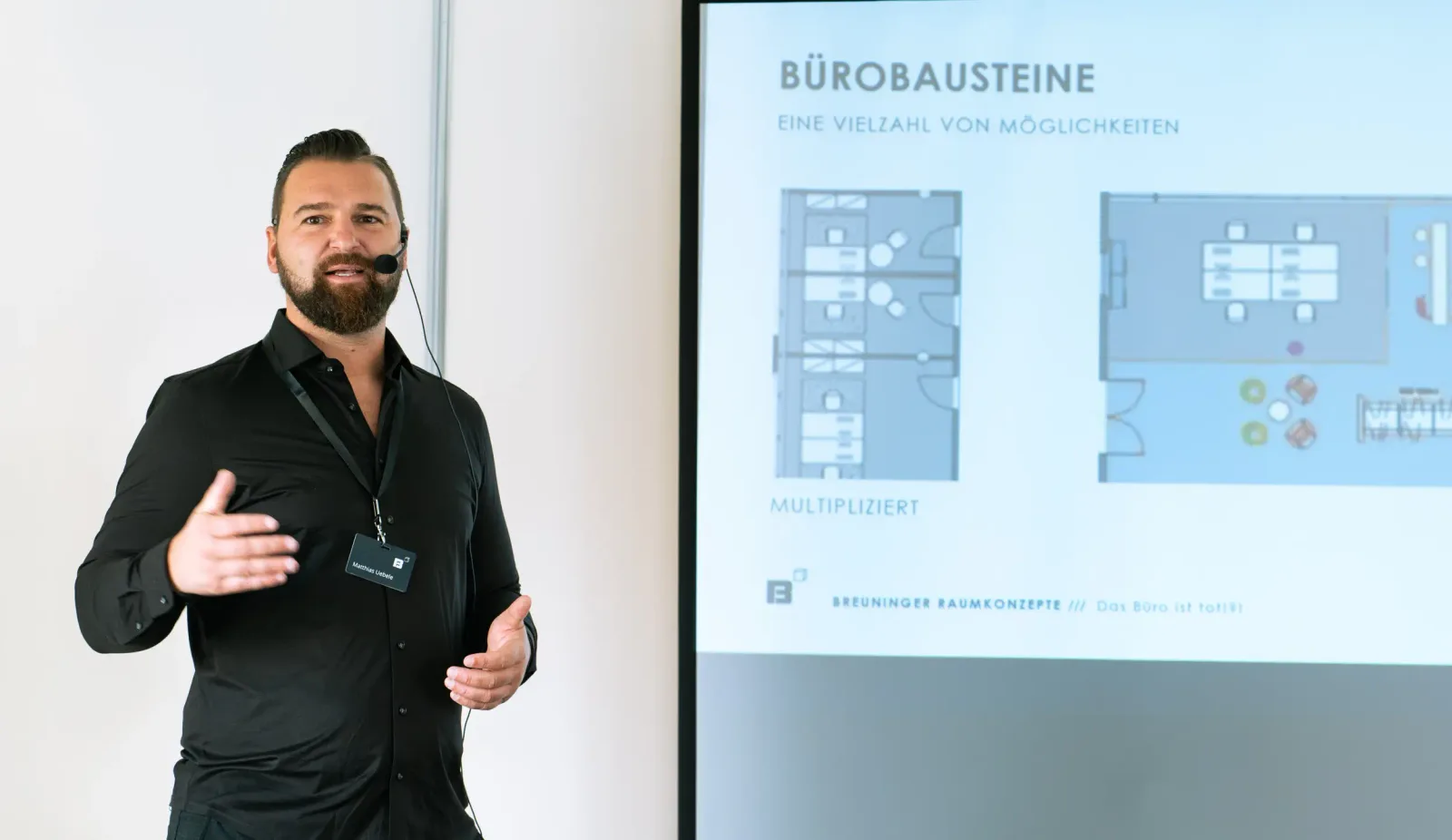 Publikum und Vortrag auf Wirtschaftsmesse zum Thema Büro