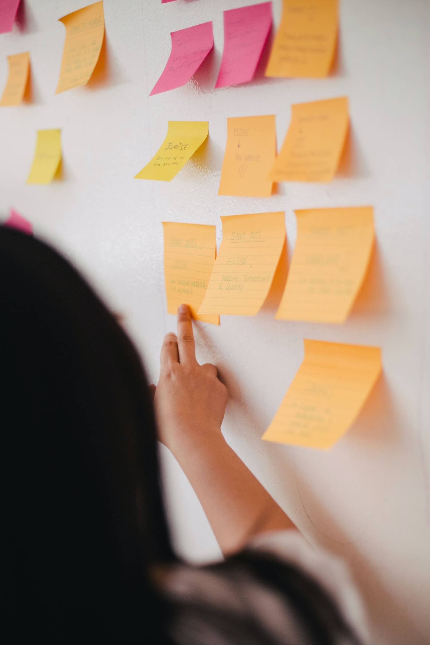 Modernes Büro mit zeitgenössischem Arbeitsdesign