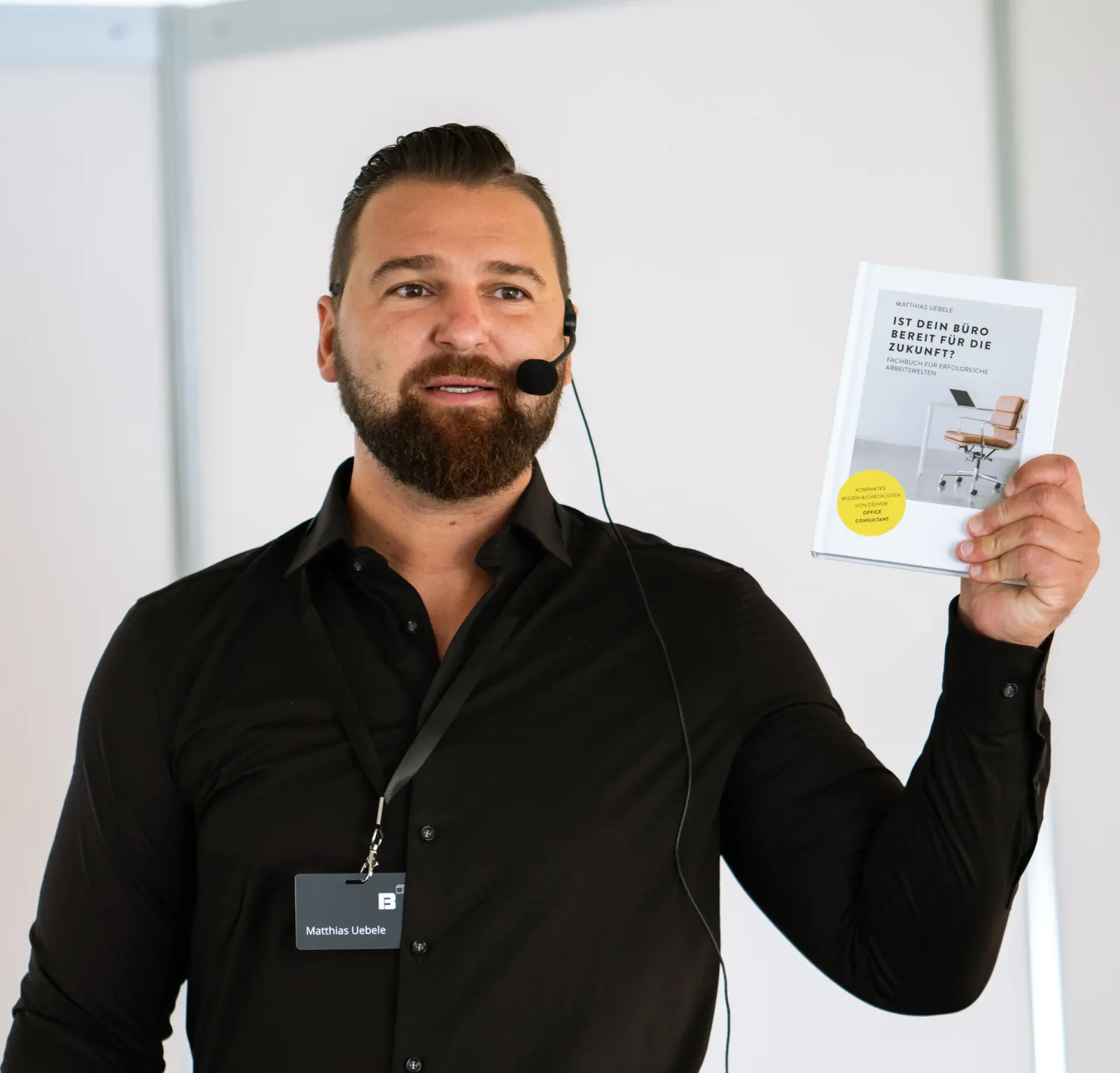 Matthias Uebele präsentiert das Buch Ist Dein Büro bereit für die Zukunft auf einer Wirtschaftsmesse