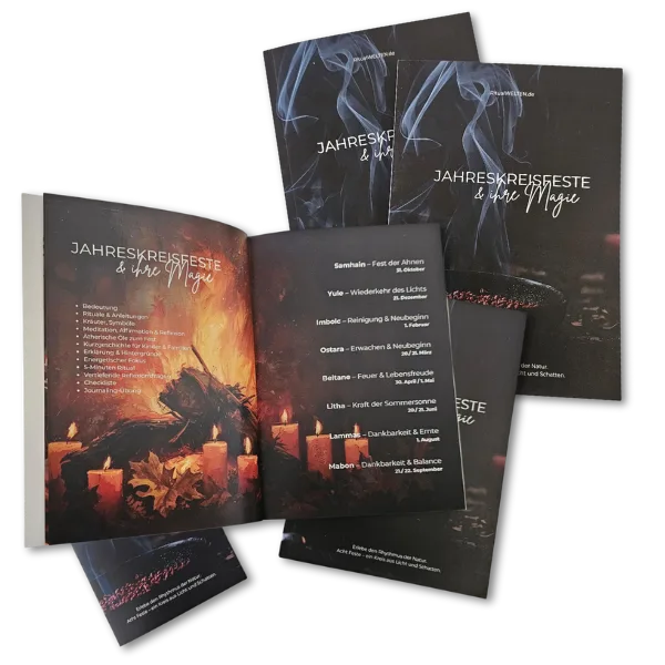 Jahreskreisfeste & ihre Magie Workbook Ritualbuch Produktabbildung mit mehreren aufgefächerten Seiten auf weißem Hintergrund