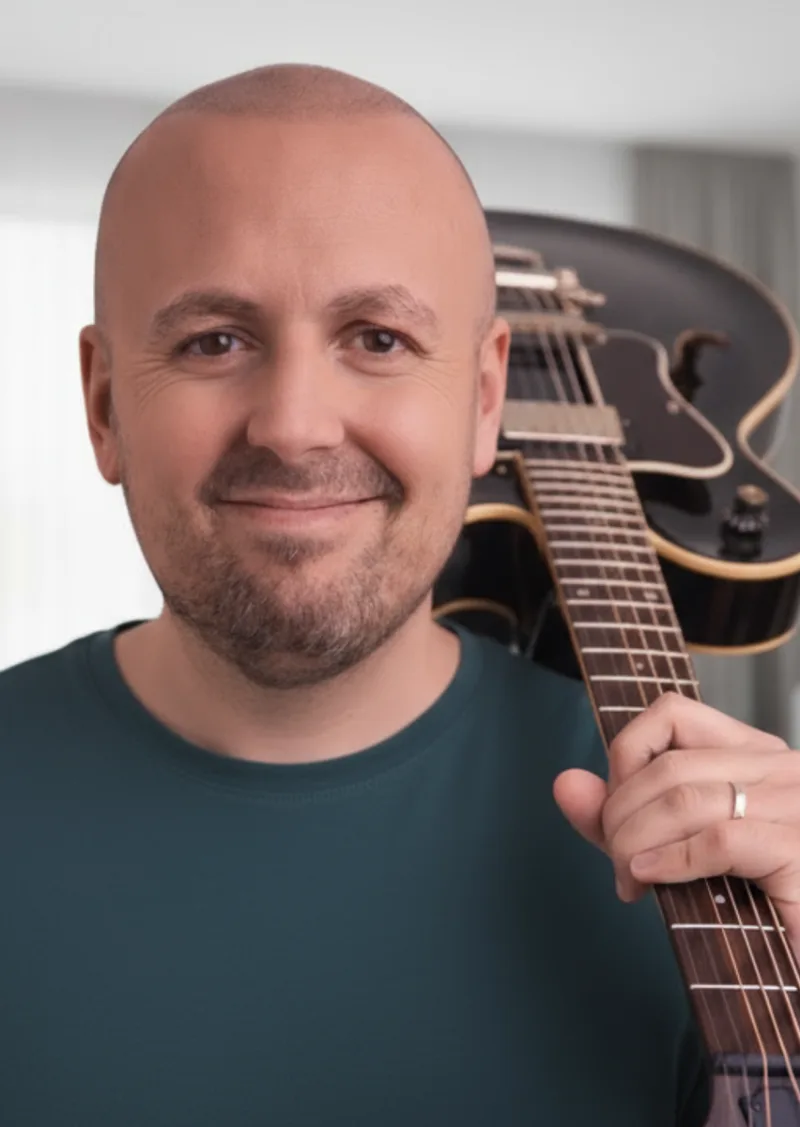 Christian Konrad Portrait mit Semi-Hollow-Body-Jazzgitarre hochformat