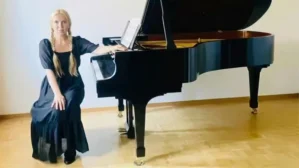 Pia Muse am Klavier, Darstellung der Pianolla-Methode zum intuitiven Klavierspielen