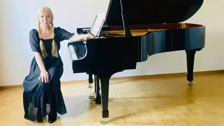 Jede Zelle meines Körpers ist glücklich – Klaviernoten 1 Pia Muse am Klavier, Darstellung der Pianolla-Methode zum intuitiven Klavierspielen