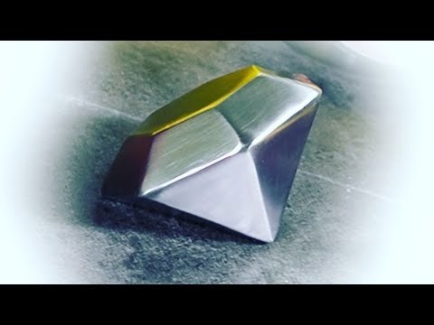 Metallwerkstück mit gelber und silberner Oberfläche auf rauem Untergrund