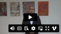 Play-Button auf Video-Thumbnail mit unscharfem Hintergrund, zeigt Kunstwerke an Wand