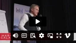 Play-Button auf Video-Thumbnail, zeigt Mann in Weste vor Flipchart mit Markierungen