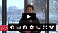 Play-Button auf Video-Thumbnail, zeigt Mann vor Fenster mit Stadtblick
