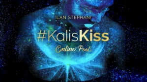 Hero-Banner #KalisKiss Online Pool von Ilan Stephani mit blauem Gesicht und Glitzereffekten