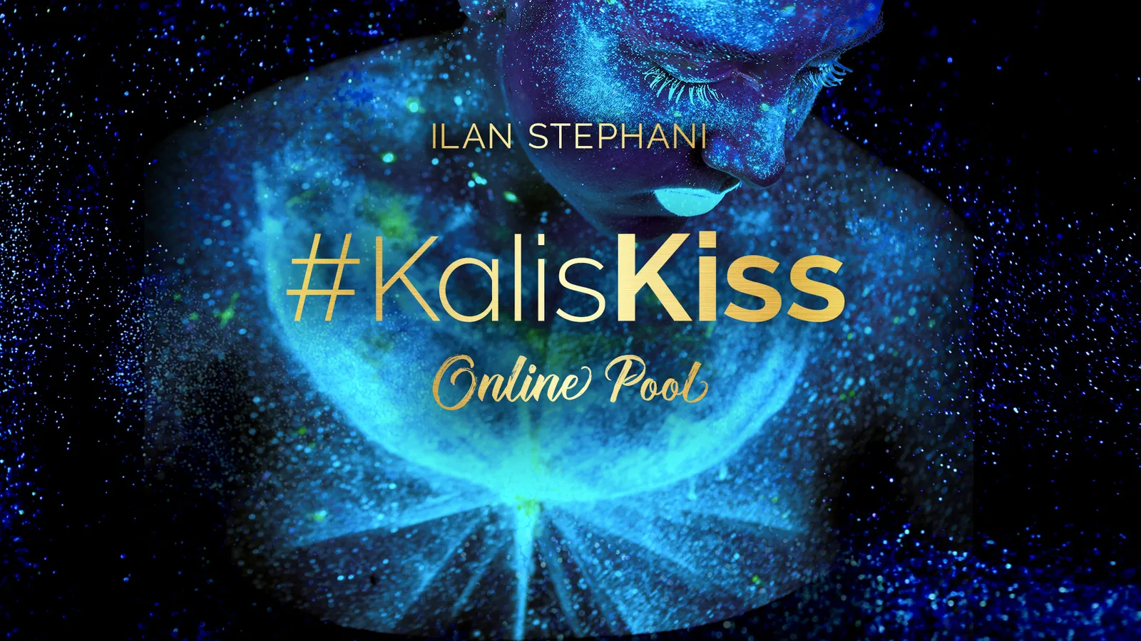 Hero-Banner #KalisKiss Online Pool von Ilan Stephani mit blauem Gesicht und Glitzereffekten