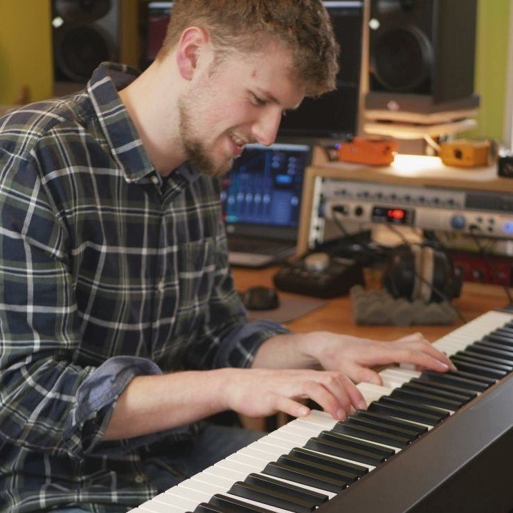 Kante für HALion Sonic SE 3 – Rock-Preset-Bibliothek von Paul Marx 6 Matthias Basedow am Keyboard in Home-Studio