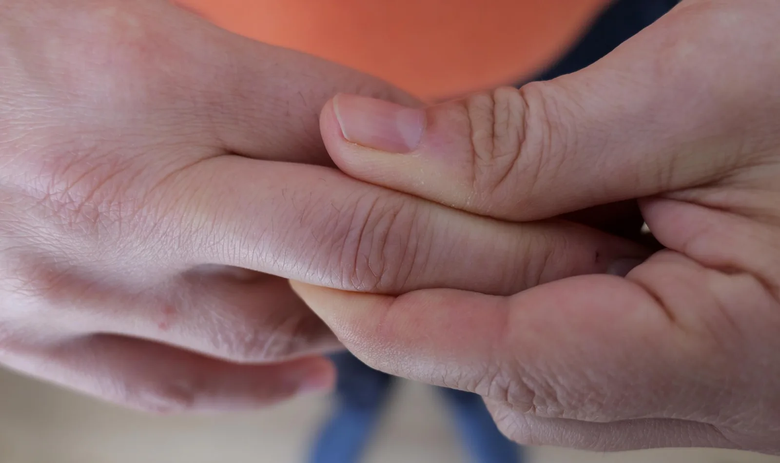 Hände bei therapeutischer Untersuchung und Behandlung, wärmezone im Hintergrund